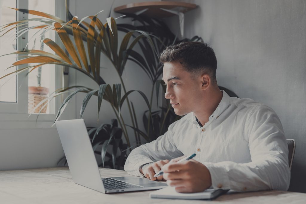 mladi QA tester radi na laptopu